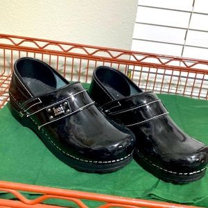 Ladies shoes size 7 clogs